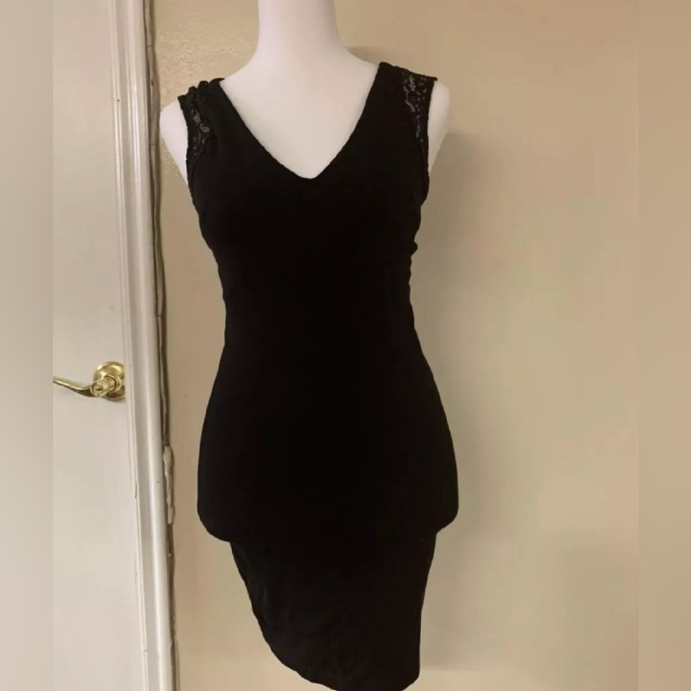 Cocktail elegant dress with neckline and lace back.